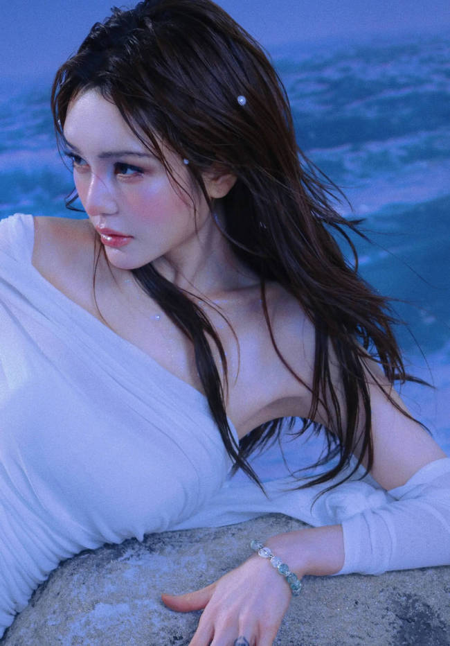 周扬青晒与钟欣潼和吴艳妮合影 姐妹聚会很是欢乐