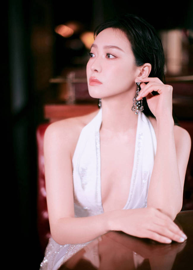 宋茜穿白色深V流苏裙秀好身材 湿发造型气场全开似优雅女王