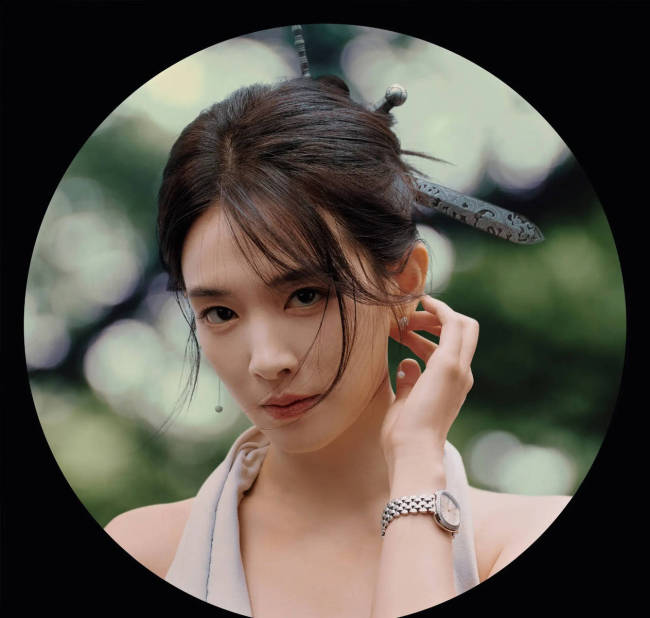 陈昊宇穿挂脖吊带性感撩人 簪白色发钗古韵十足