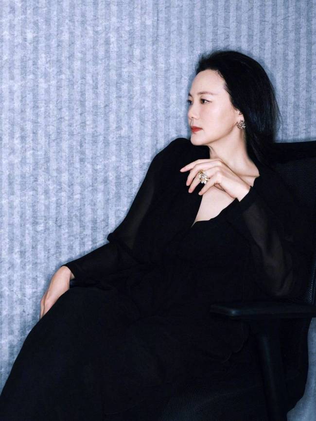 咏梅黑色深V束腰长裙神秘优雅 举手投足间风情万种