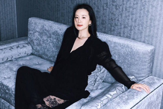 咏梅黑色深V束腰长裙神秘优雅 举手投足间风情万种