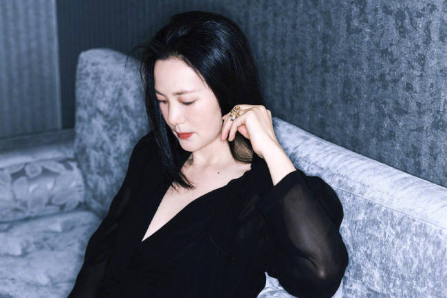 咏梅黑色深V束腰长裙神秘优雅 举手投足间风情万种