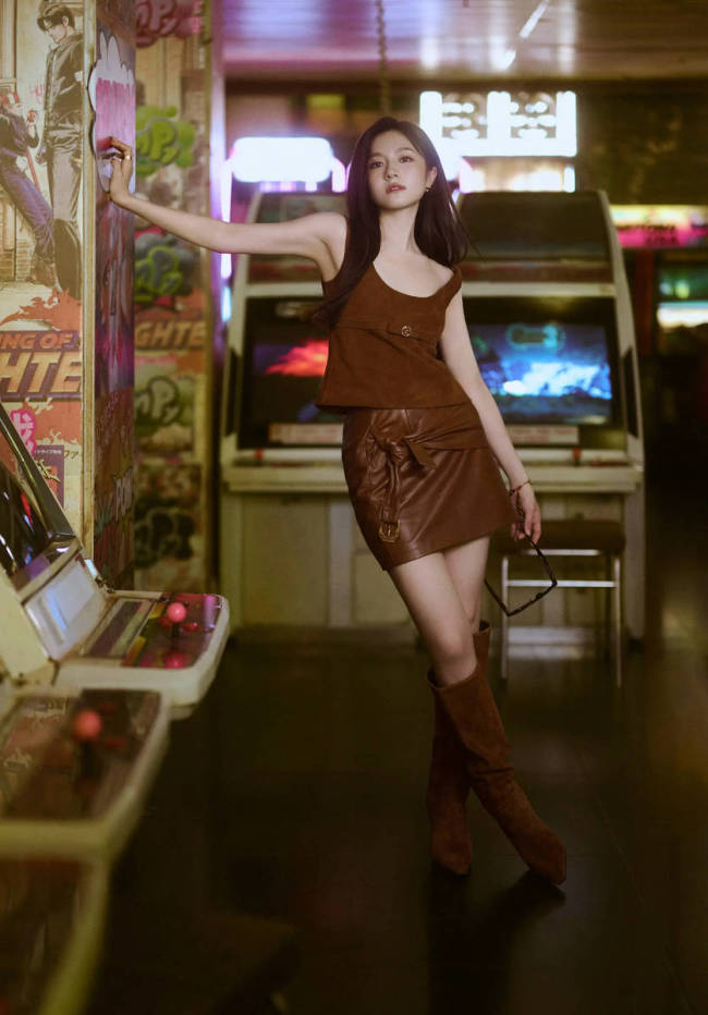 李兰迪晒游戏厅氛围感美照 手持棒棒糖俏皮可爱