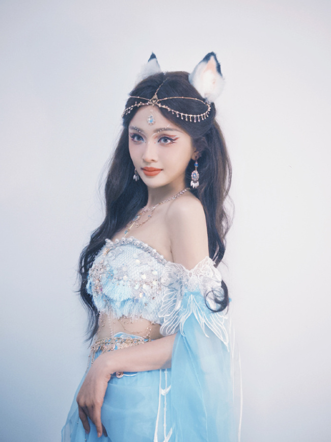 吴宣仪变身俏皮小狐妖 媚眼如丝眼神灵动