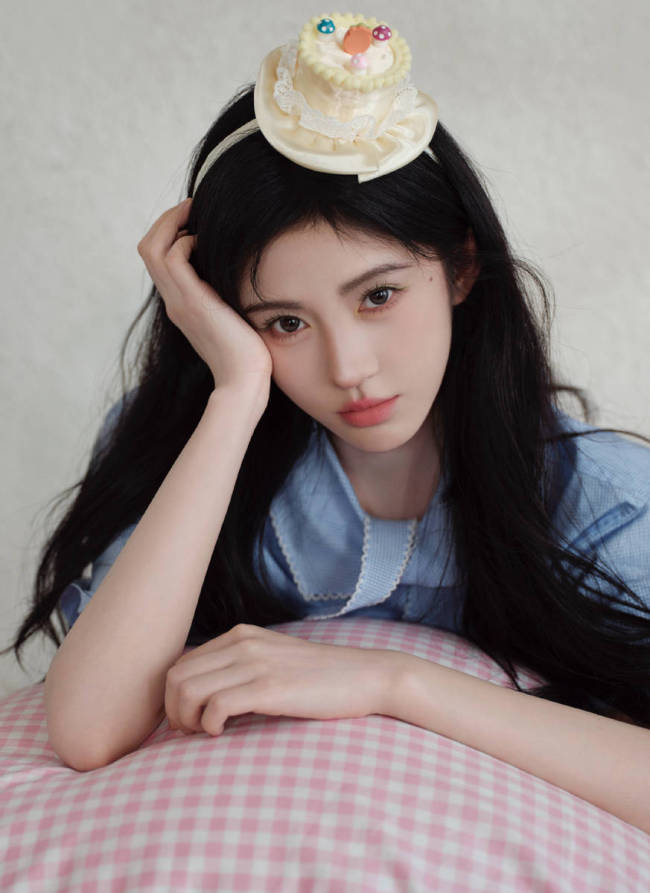 鞠婧祎化身蛋糕少女可爱甜美！浅蓝格子裙清新靓丽