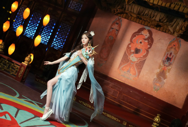 吴宣仪变身俏皮小狐妖 媚眼如丝眼神灵动