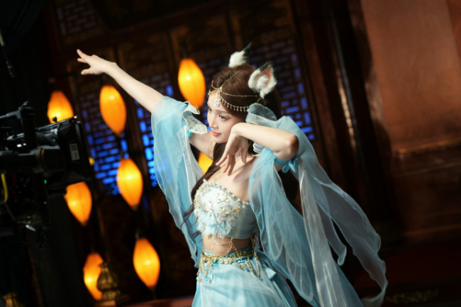 吴宣仪变身俏皮小狐妖 媚眼如丝眼神灵动