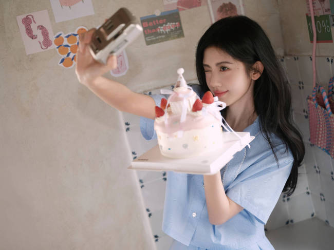 鞠婧祎化身蛋糕少女可爱甜美！浅蓝格子裙清新靓丽