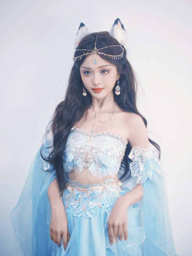 吴宣仪变身俏皮小狐妖 媚眼如丝眼神灵动