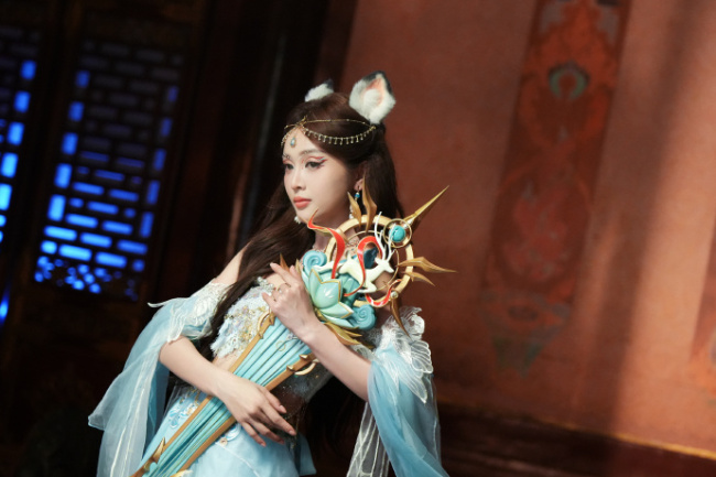 吴宣仪变身俏皮小狐妖 媚眼如丝眼神灵动