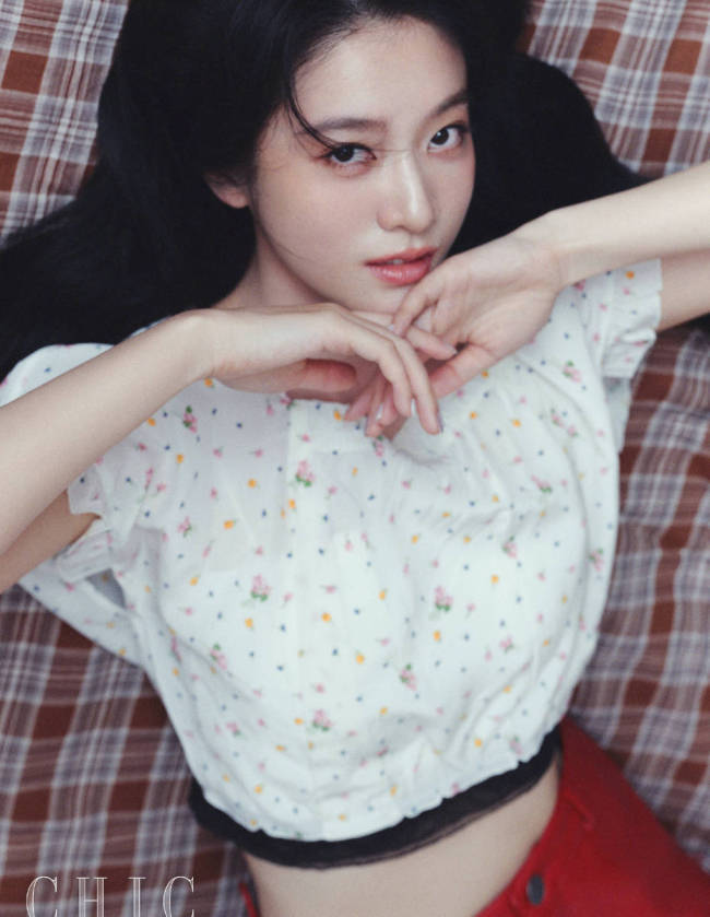 张雪迎穿碎花上衣可爱俏皮 戴卡通发卡少女感十足