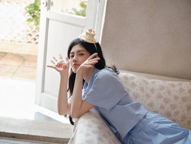 鞠婧祎化身蛋糕少女可爱甜美！浅蓝格子裙清新靓丽