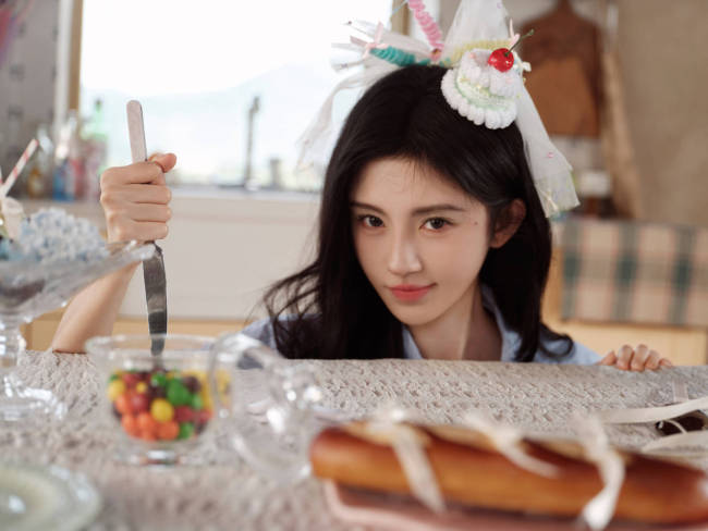 鞠婧祎化身蛋糕少女可爱甜美！浅蓝格子裙清新靓丽