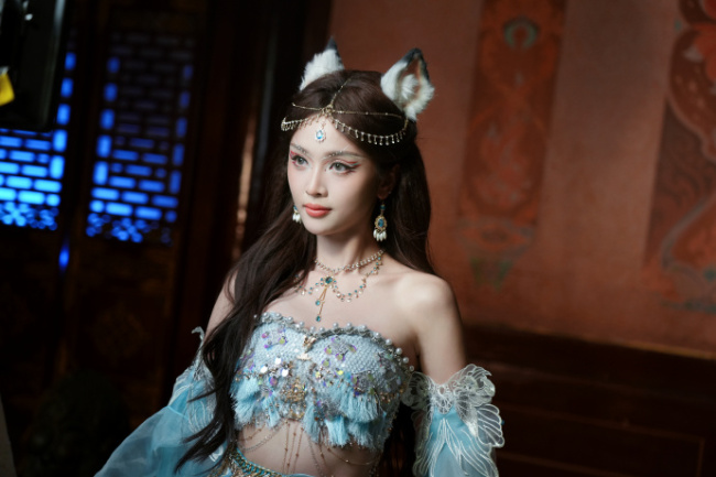 吴宣仪变身俏皮小狐妖 媚眼如丝眼神灵动