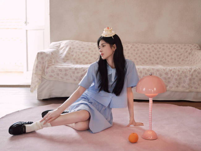 鞠婧祎化身蛋糕少女可爱甜美！浅蓝格子裙清新靓丽