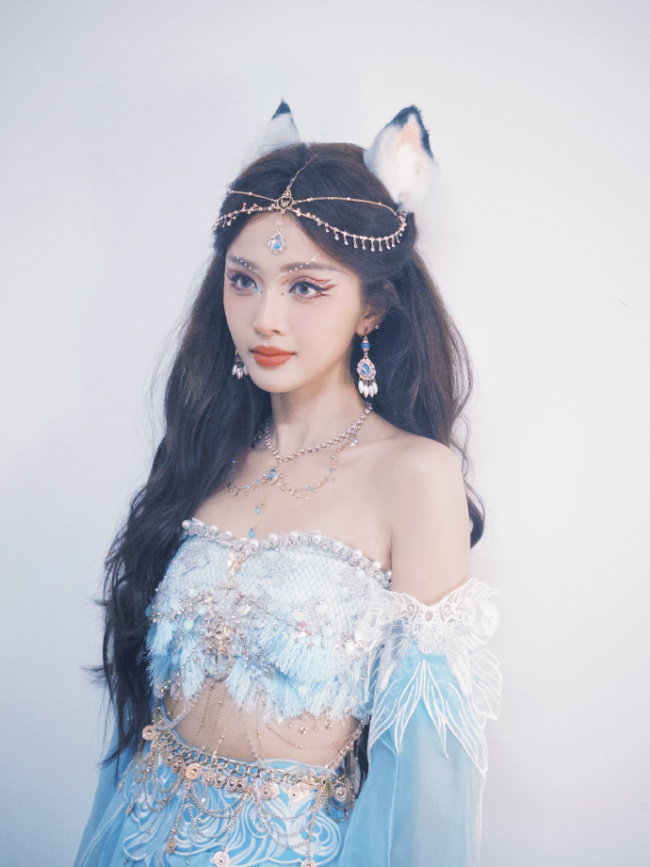 吴宣仪变身俏皮小狐妖 媚眼如丝眼神灵动