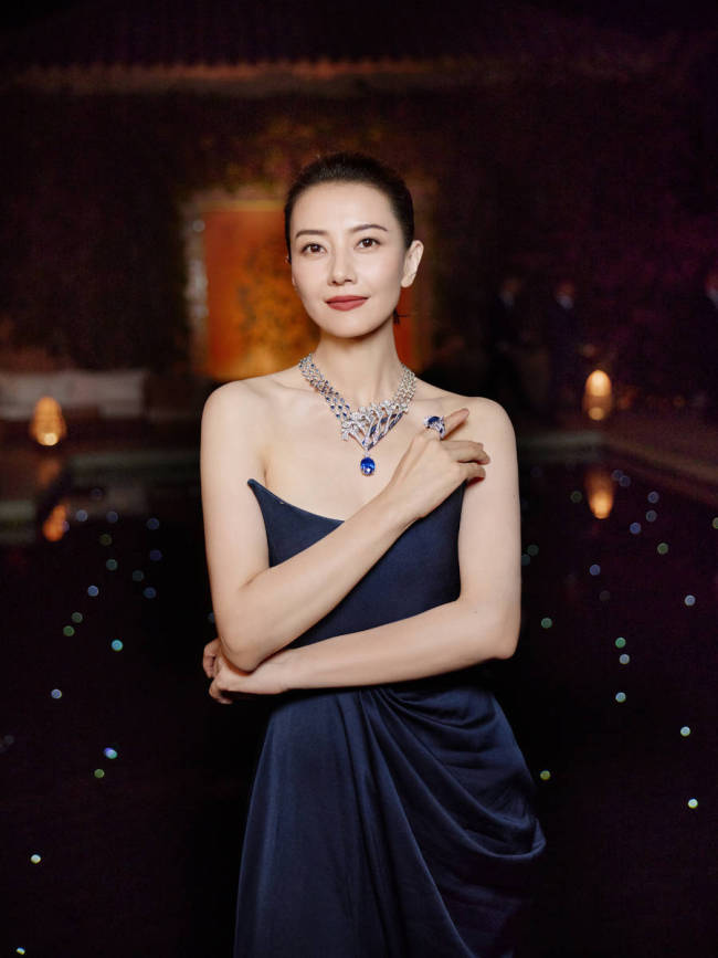 高圆圆抹胸裙优雅大气 肌肤雪白光滑女神范儿十足