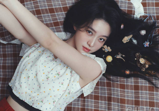 张雪迎穿碎花上衣可爱俏皮 戴卡通发卡少女感十足