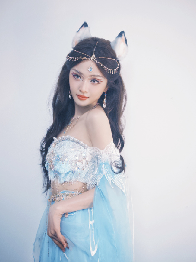 吴宣仪变身俏皮小狐妖 媚眼如丝眼神灵动