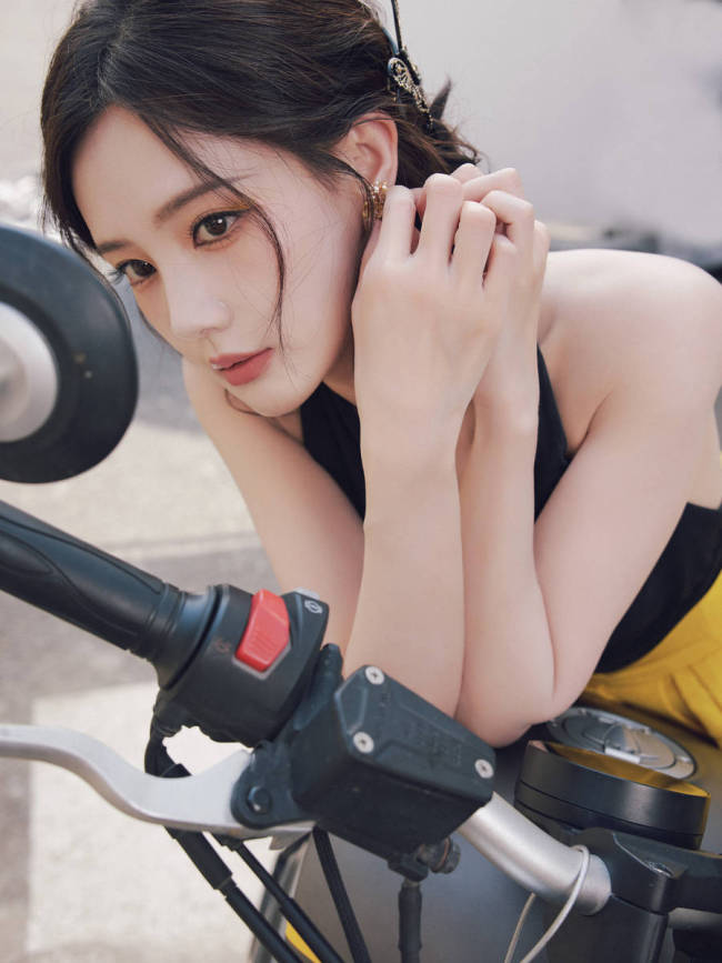 李一桐身着露背长裙 美背线条流畅又甜美又性感