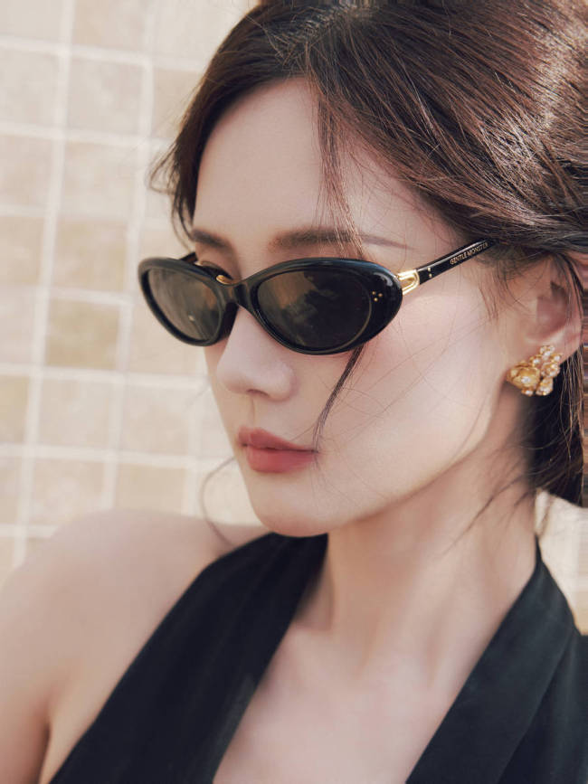 李一桐身着露背长裙 美背线条流畅又甜美又性感