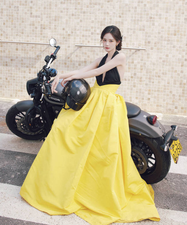 李一桐身着露背长裙 美背线条流畅又甜美又性感