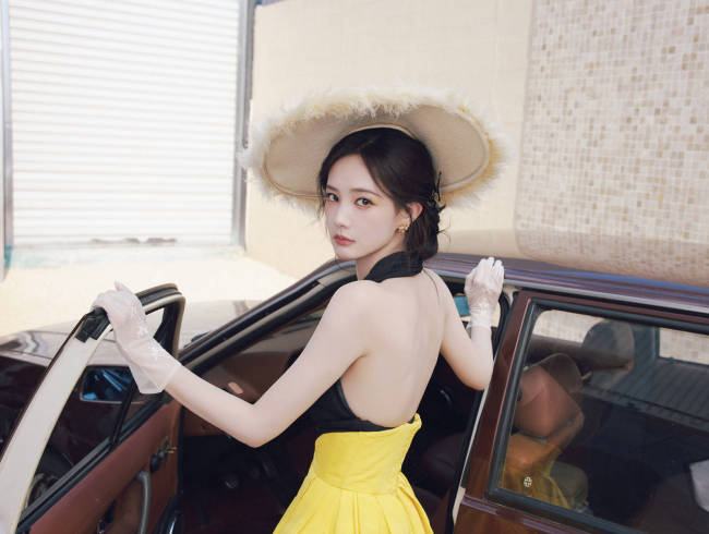 李一桐身着露背长裙 美背线条流畅又甜美又性感