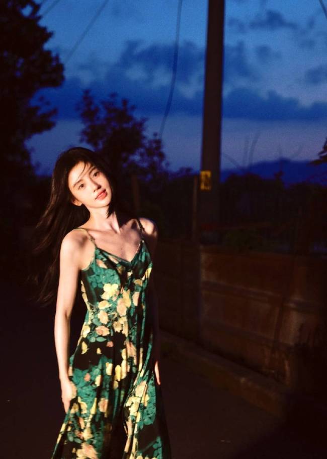 鞠婧祎身穿墨绿色玫瑰吊带长裙 肤白貌美清纯可人