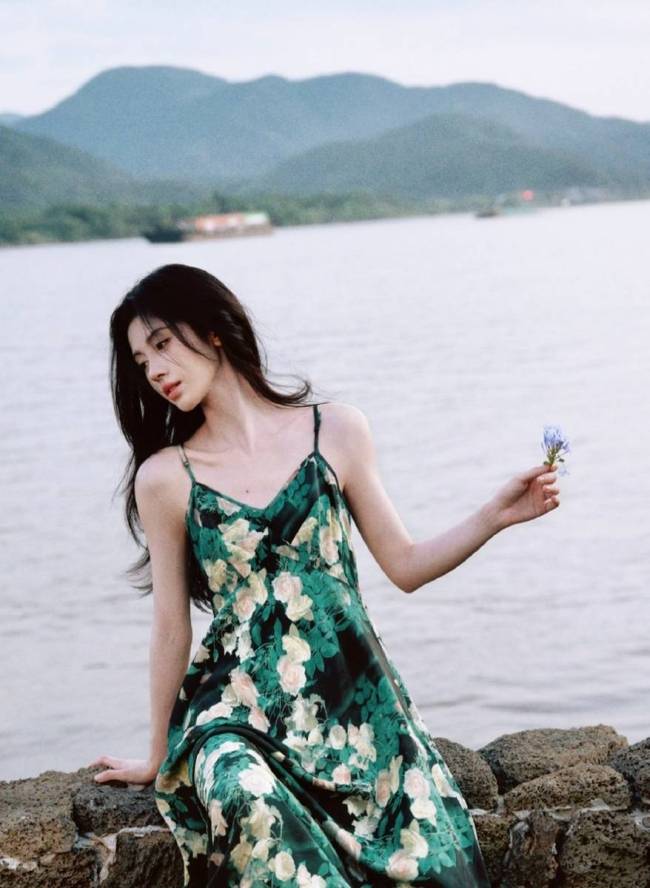鞠婧祎身穿墨绿色玫瑰吊带长裙 肤白貌美清纯可人