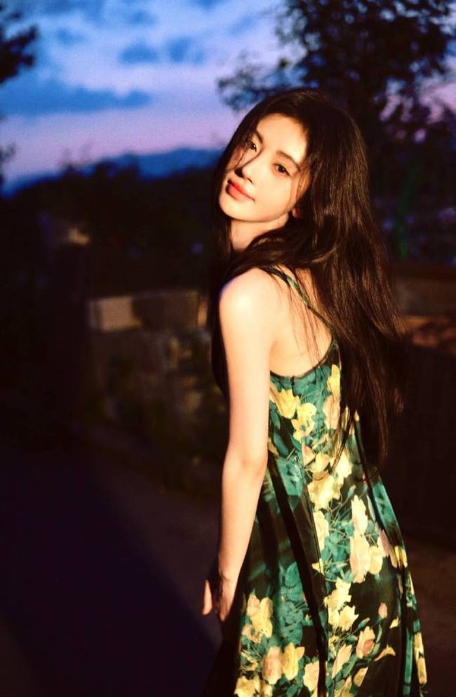 鞠婧祎身穿墨绿色玫瑰吊带长裙 肤白貌美清纯可人