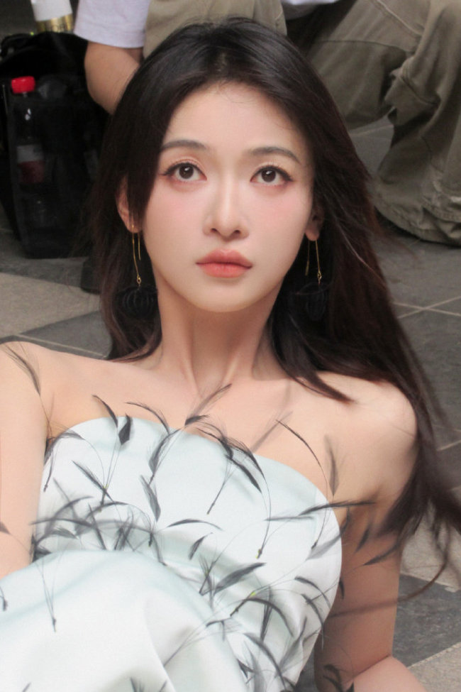 吴谨言露白皙美背夏日撑伞 清冷美艳