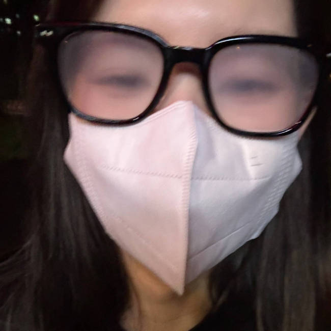 王玉雯更新生活随拍 与雪白大狗自拍合影状态惬意
