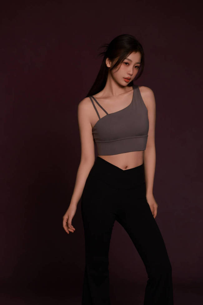 虞书欣身穿瑜伽服曲线优美 运动风氧气少女感十足