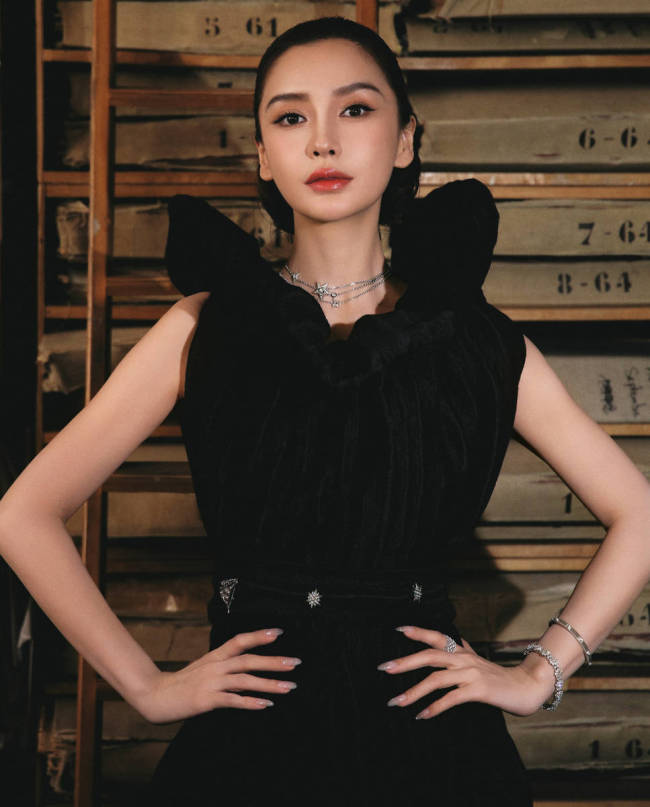 杨颖身着高定礼裙复古优雅！秒变时尚女王气场全开