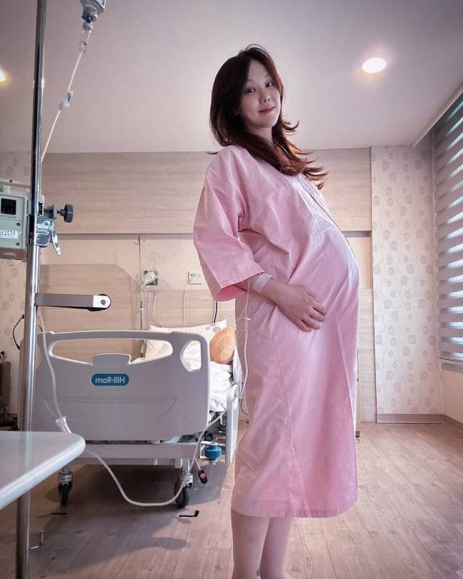 刘雨柔官宣生女！晒一家三口温馨合照感谢老公守护
