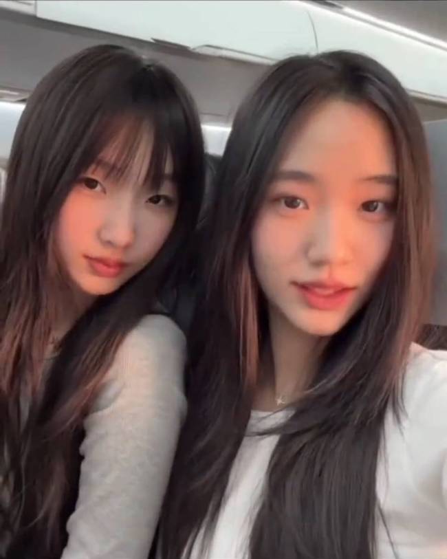 时髦姐妹花合体！小S大女儿与妹妹亲密贴贴超有爱