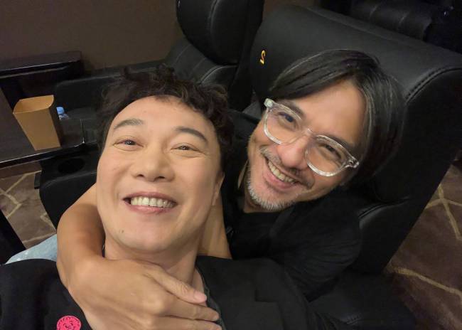 陈奕迅晒与杨千嬅容祖儿等合照 搞怪自拍超开心