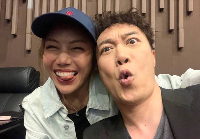 陈奕迅晒与杨千嬅容祖儿等合照 搞怪自拍超开心