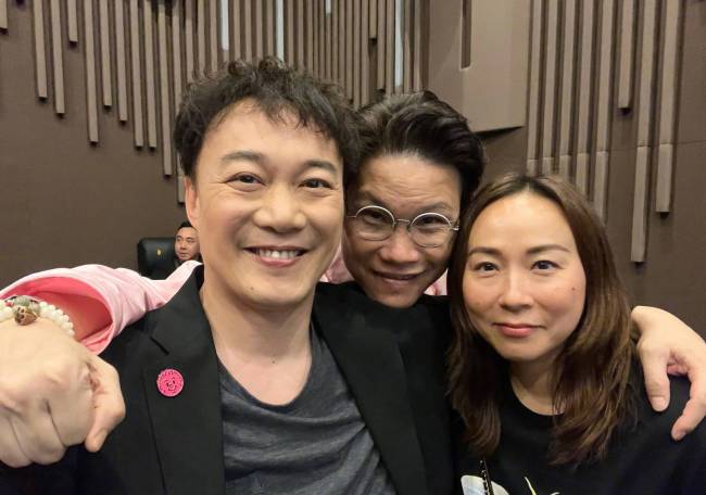 陈奕迅晒与杨千嬅容祖儿等合照 搞怪自拍超开心