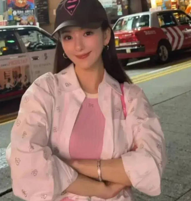 方媛三胎孕晚期身材未走样 在家待产容光焕发
