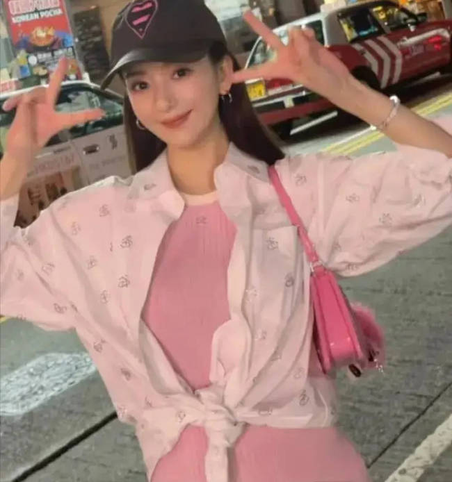 方媛三胎孕晚期身材未走样 在家待产容光焕发