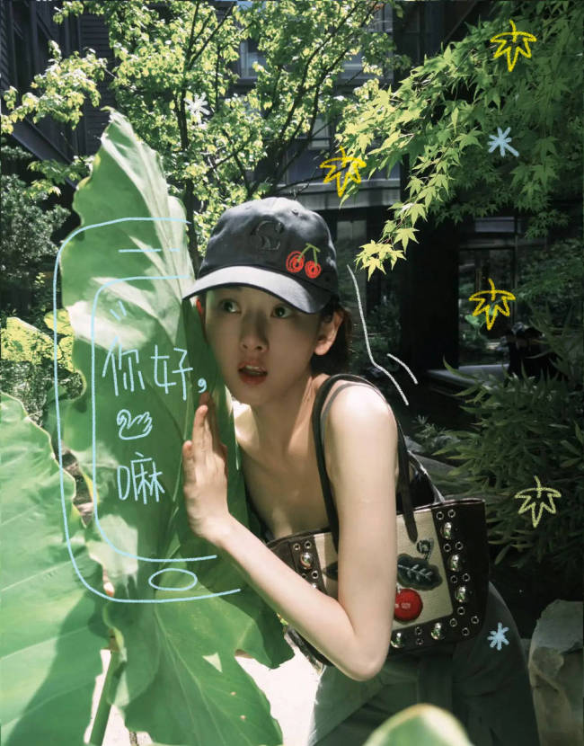 宋祖儿穿吊带裙身材纤细 在大自然中拍照状态松弛