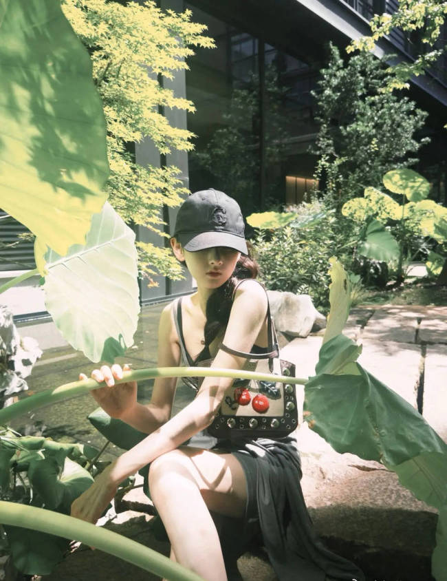 宋祖儿穿吊带裙身材纤细 在大自然中拍照状态松弛