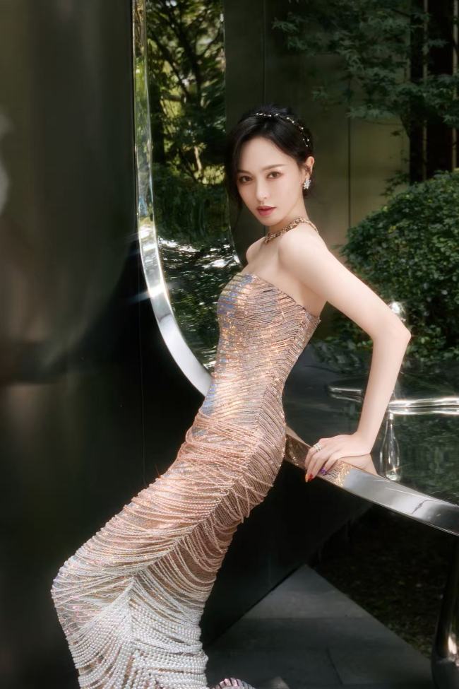 唐嫣穿亮片裙甜美亮相 皮肤白皙腰肢纤细