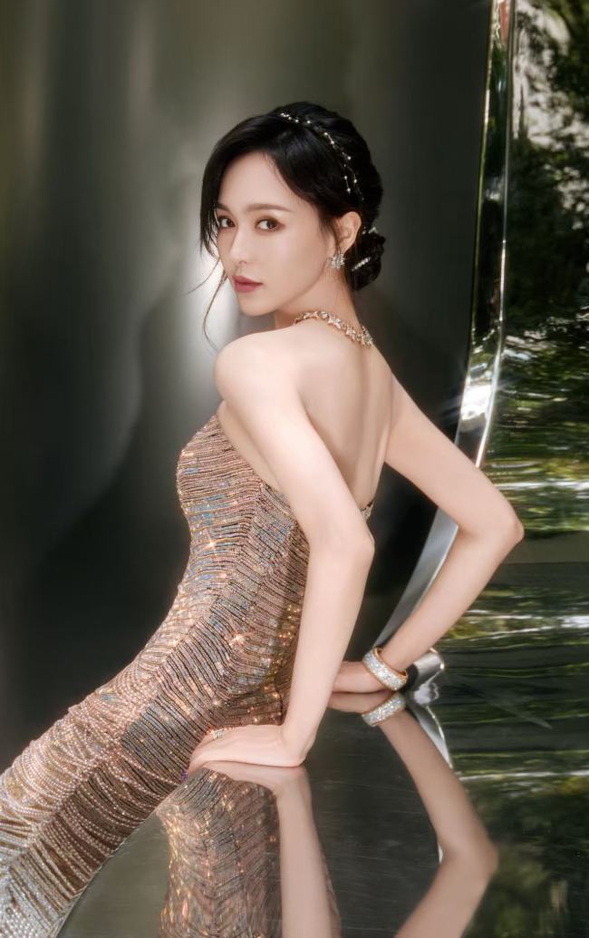 唐嫣穿亮片裙甜美亮相 皮肤白皙腰肢纤细
