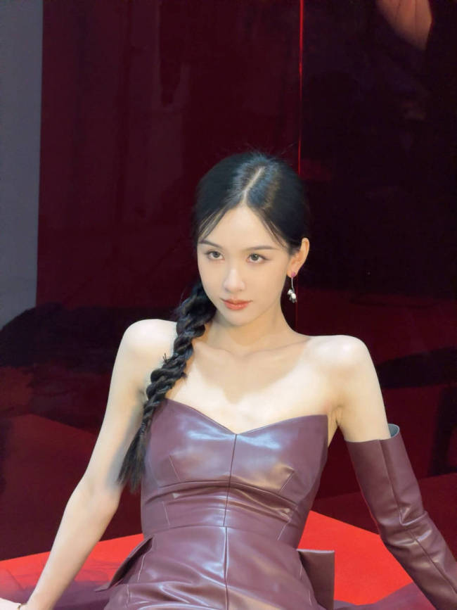 陈都灵穿抹胸礼裙身材纤细 麻花辫在阳光下好明媚
