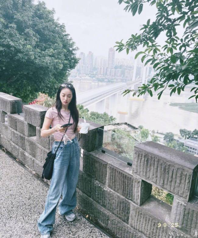 宋茜穿粉色短袖清新靓丽 拿着冰淇淋表情好俏皮