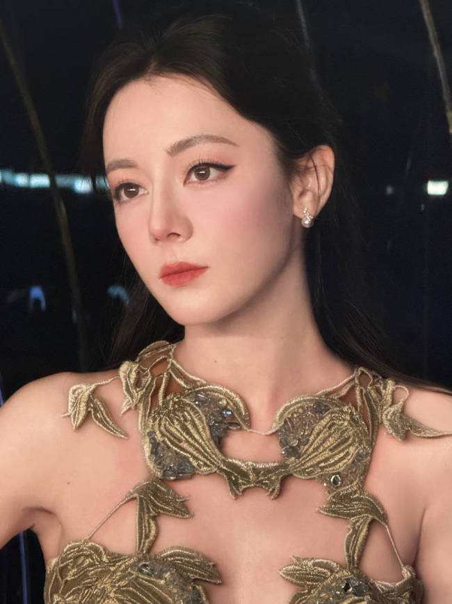 迪丽热巴穿镂空礼裙优雅迷人 大秀好身材性感吸睛