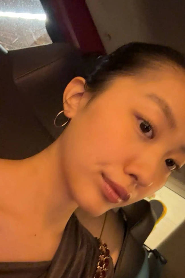 陈奕迅女儿与甄子丹女儿合影 亲密贴贴互动有爱
