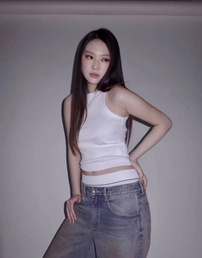 陈奕迅女儿与甄子丹女儿合影 亲密贴贴互动有爱